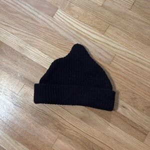 james street child port beanie. black